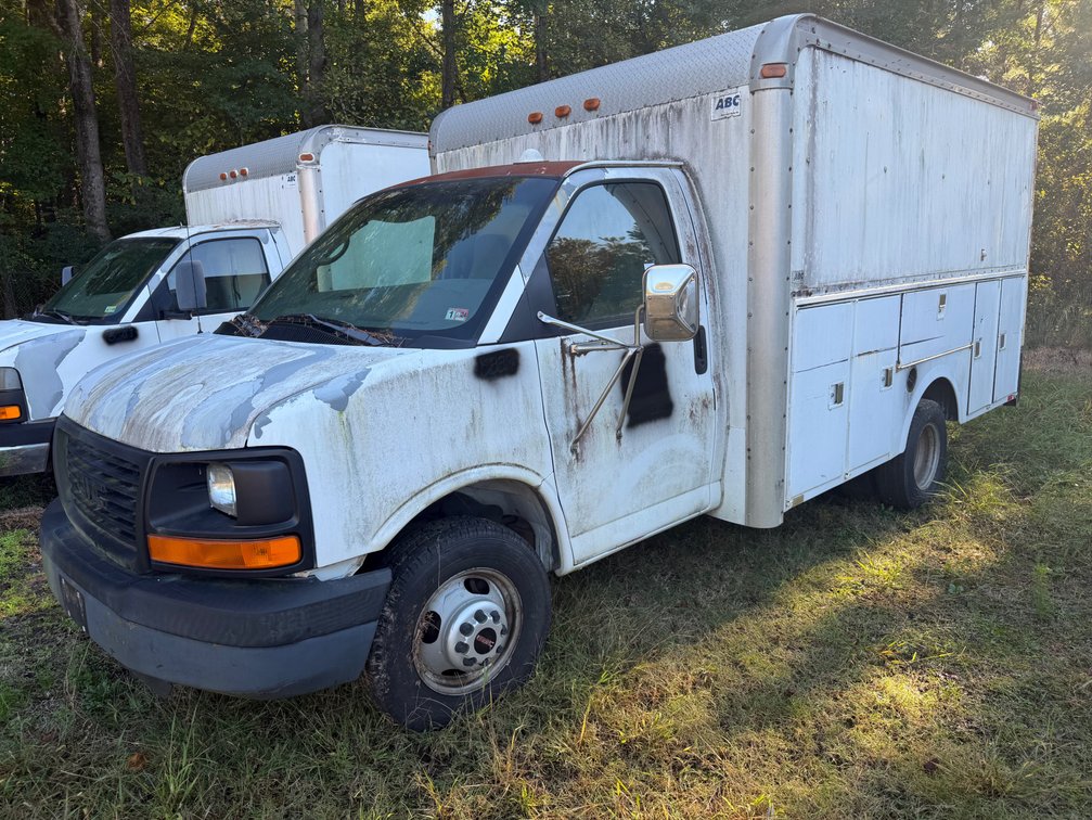 2005 GMC Savanna truck