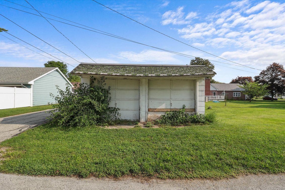 Image for Minimum Bid $75,000 Online Auction 315 Third St. Clay Center, OH 43408