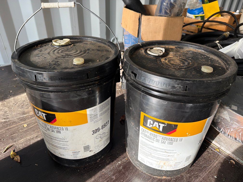 2 buckets of CAT Hydraulic Oil