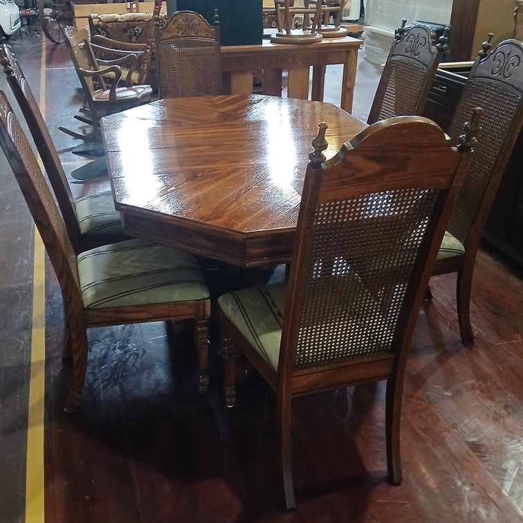 Dining Table & 6 Chairs