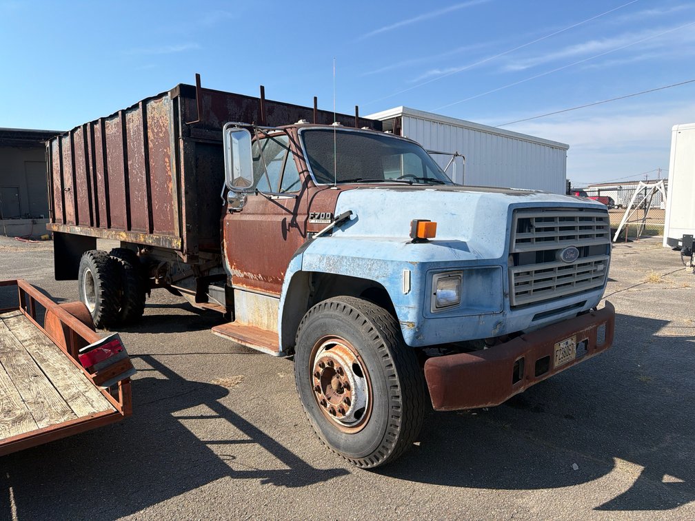 1989 Ford F700 Dump Truck