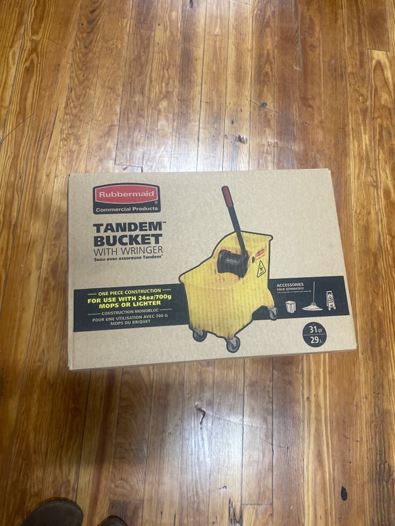 Lot of rubbermaid tandem bucket