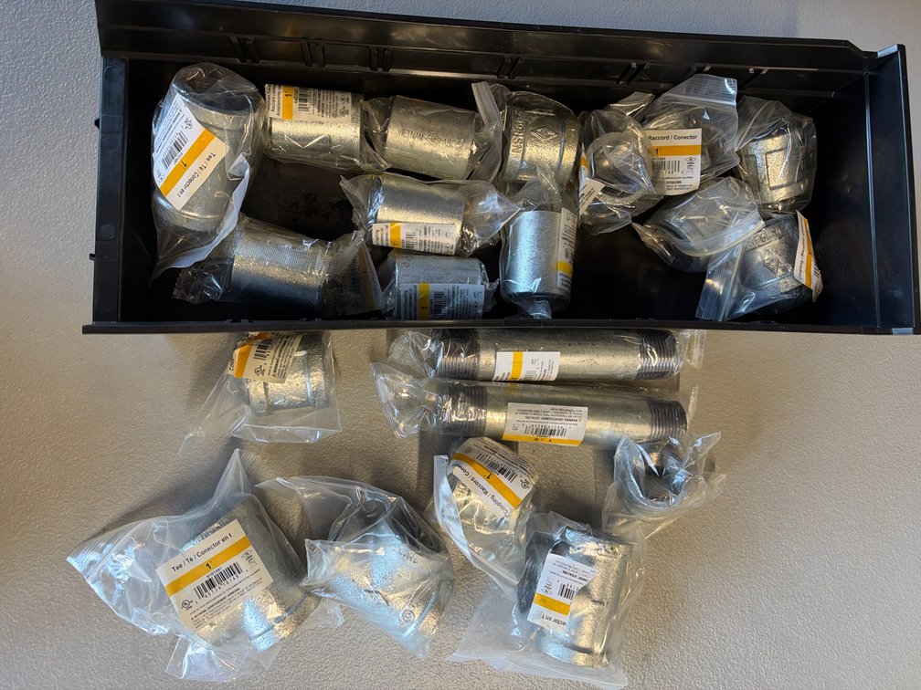 Lot of pipe nipples, couplings, tees