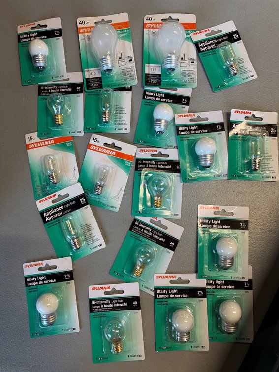 Lot of Assorted Lightbulbs