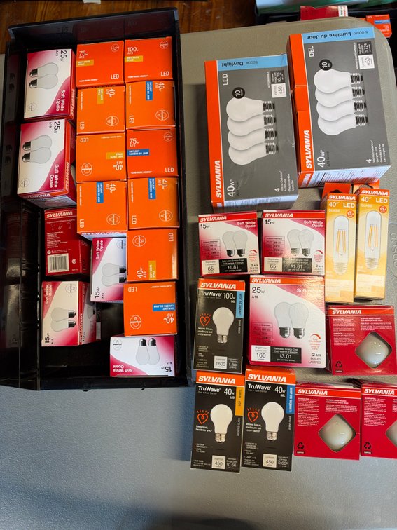 Lot of Assorted Lightbulbs