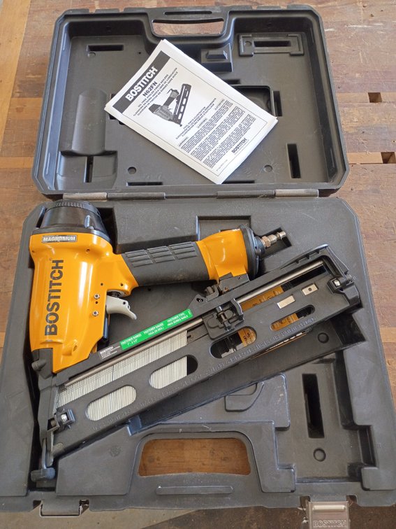Bostitch N62FN-2 15-gauge angled pneumatic finish nailer in its black carrying case