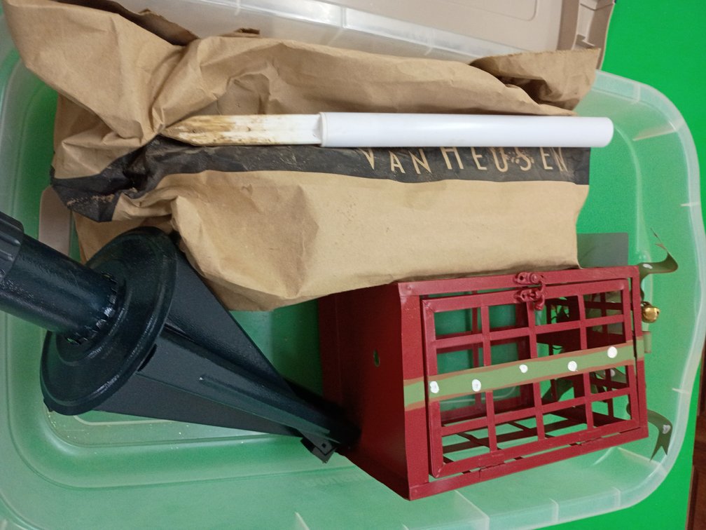 2 Tub with tree stand white base and a gift box lamp