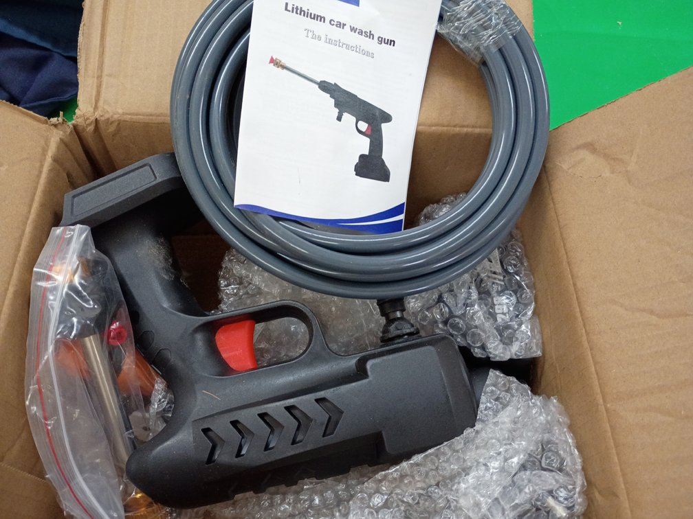 Lithium car Wash gun new in the box set of LED lights with remote new