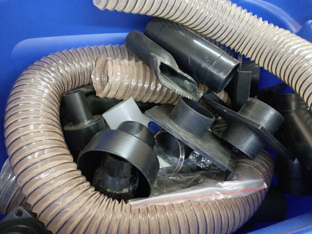 Tub of vacuum accessories
