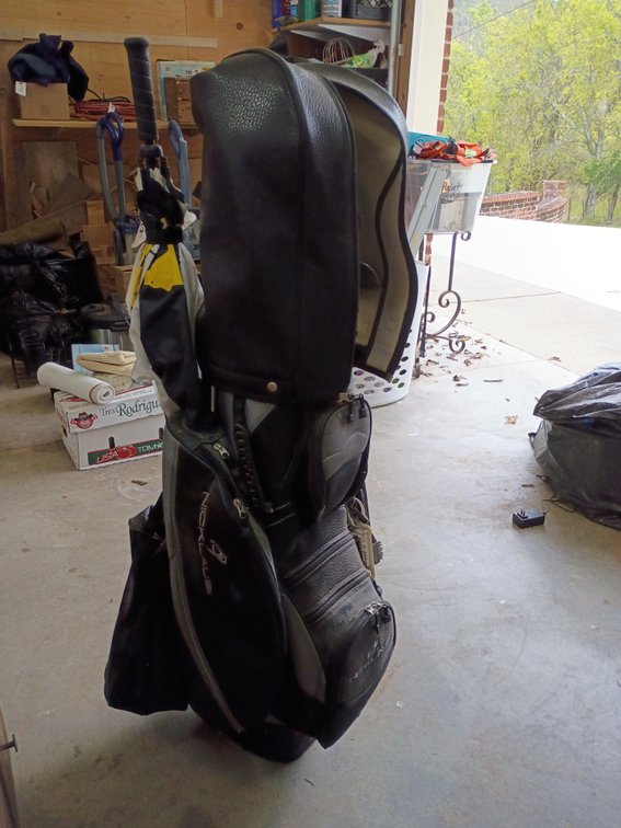 black and silver Nicklaus golf bag with clubs