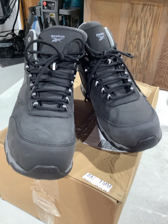 Reebok size 11.5M lightly used mens boots