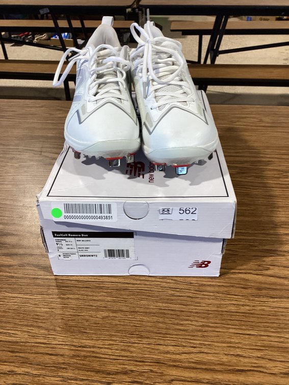 Womens NB sz 9.5 baseball shoes
