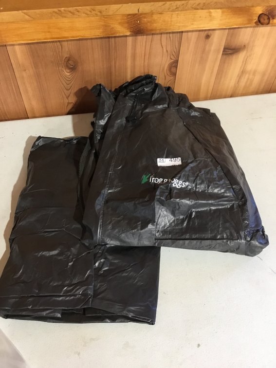 Frogg toggs Size large rain suit