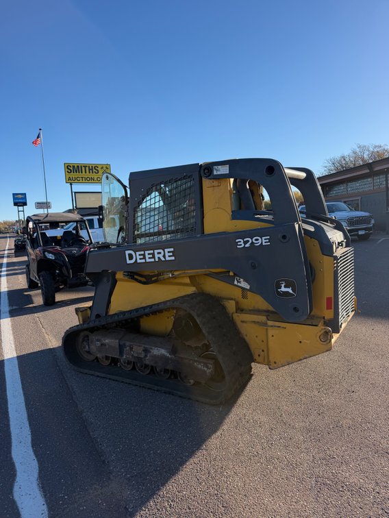 John Deere 329E skid steer/bucket