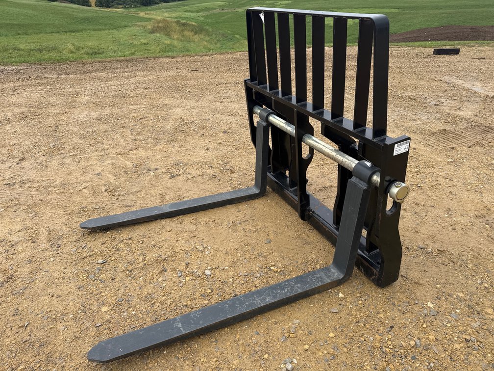 Caterpillar Quick Attach Heavy-Duty Pallet Forks