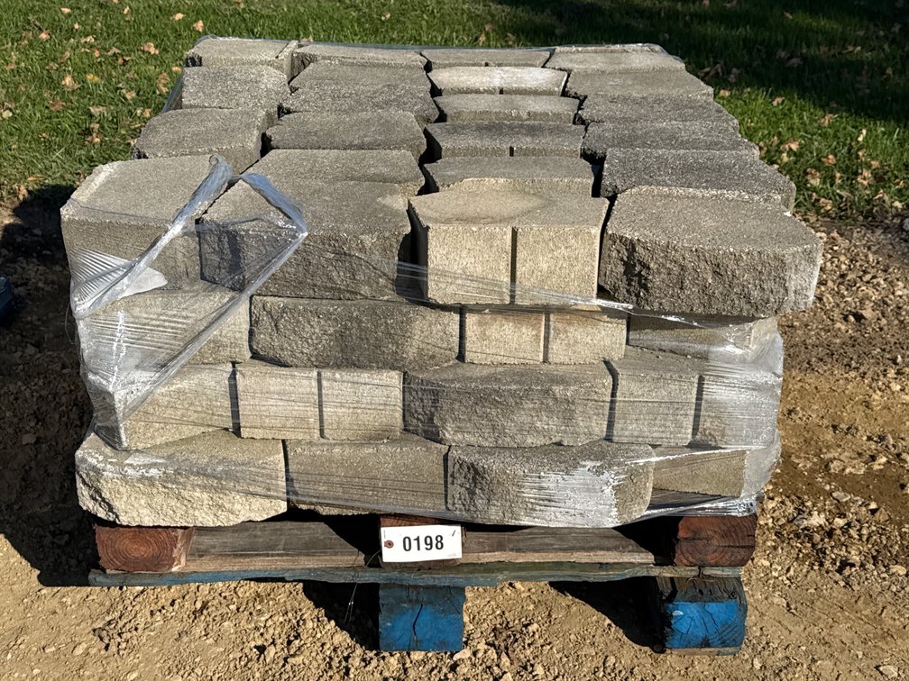 Pallet of Landscape Blocks – Approx. 88 Pieces