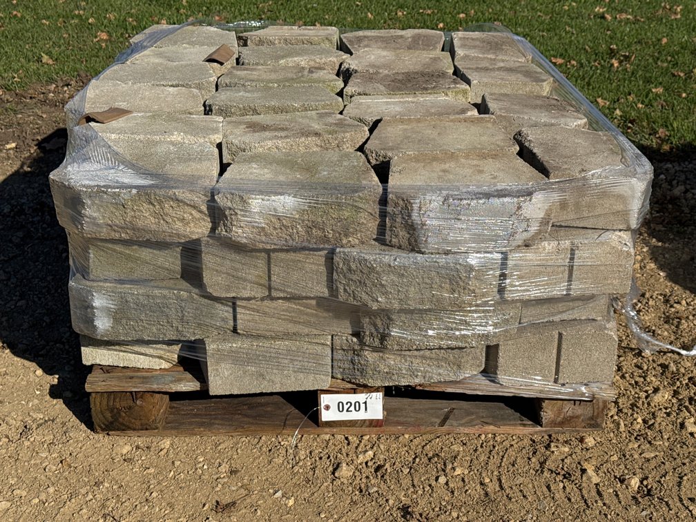 Pallet of Landscape Blocks – Approx. 88 Pieces