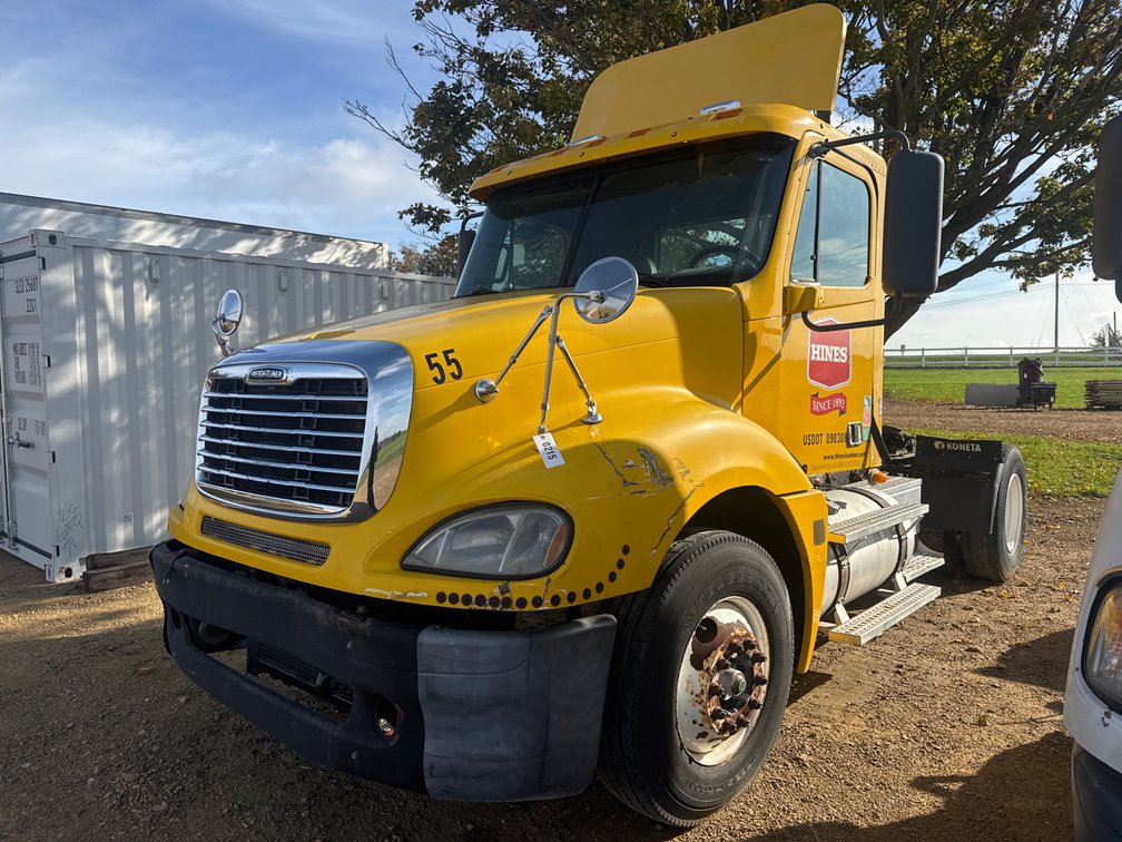 2006 Freightliner Columbia Single-Axle Day Cab — SALVAGE / PARTS TRUCK