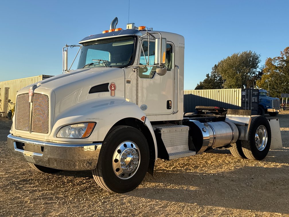 2013 Kenworth T370 Single-Axle Day Cab