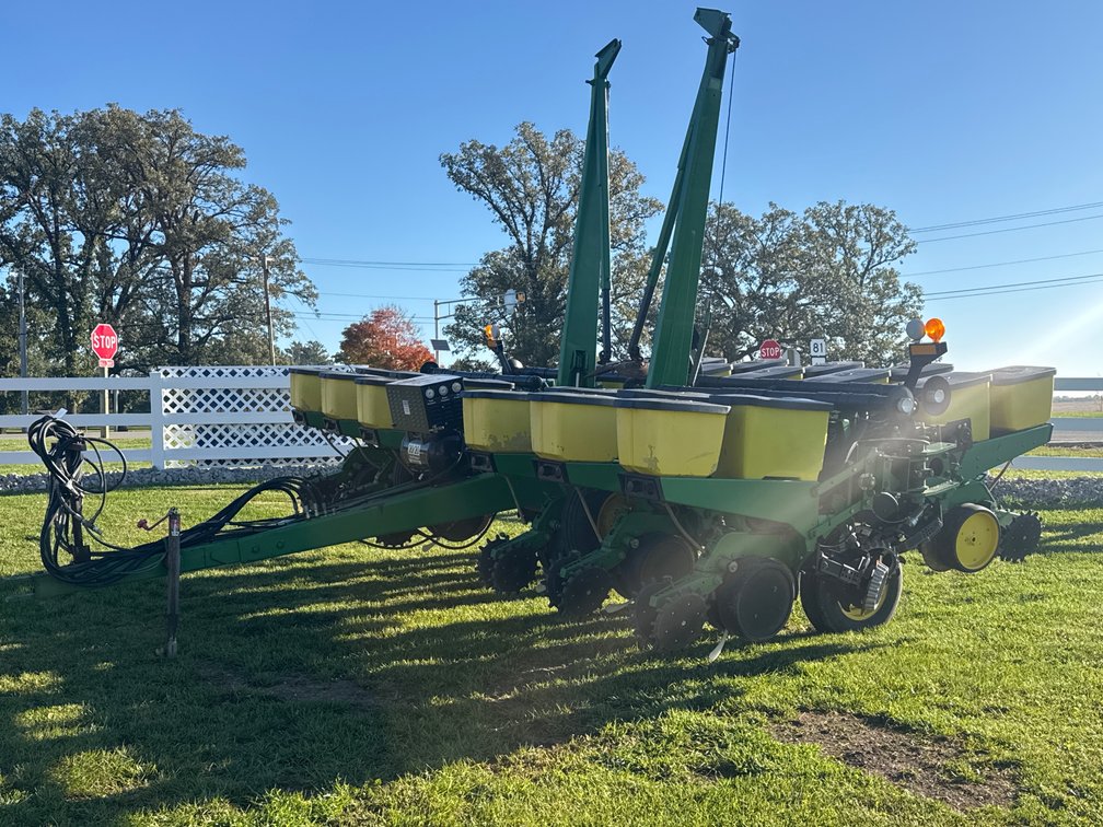 1993 John Deere 7200 MaxEmerge 12-Row 30” Hydraulic Fold Planter