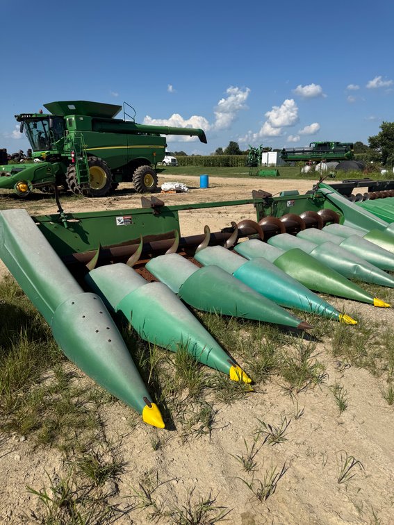 Image for 893 JOHN DEERE CORN HEADER QULIN MO