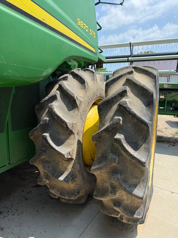 Image for 9870 STS JOHN DEERE COMBINE QULIN MO