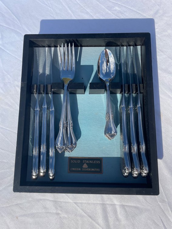 Oneida Silversmiths Solid Stainless Steel Silverware Set - 20 Pieces