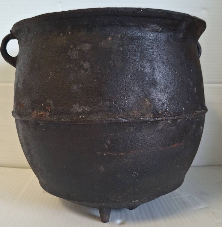 Cast Iron Three-Legged Cauldron Pot