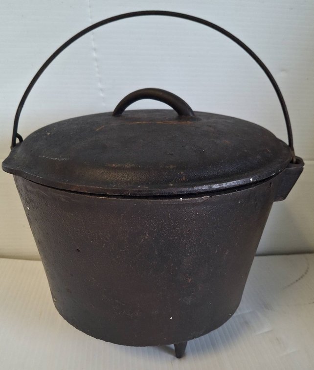 Cast Iron Dutch Oven With Lid and Bail Handle