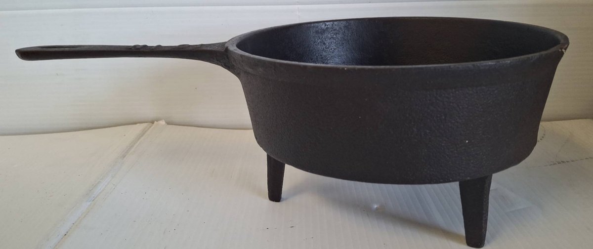 Cast Iron Three-Legged Skillet NI 10
