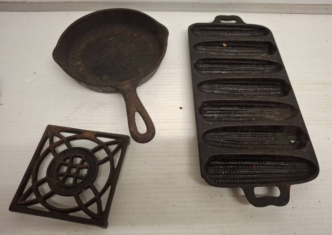 Cast Iron Skillet, Cornbread Pan & Trivet Lot