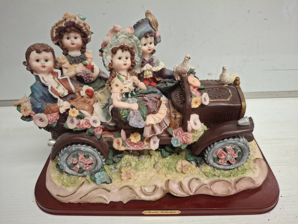 Mirella Collection Figurine Group In Car