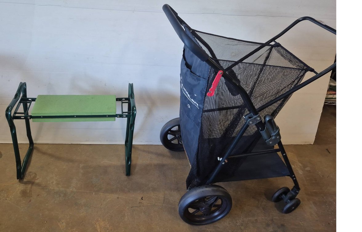 Wonder Wheeler Cart & Green Garden Kneeler