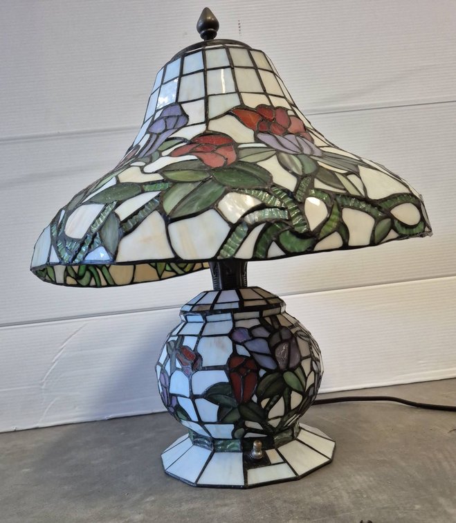 Stained Glass 14in Table Lamp With Floral Motif