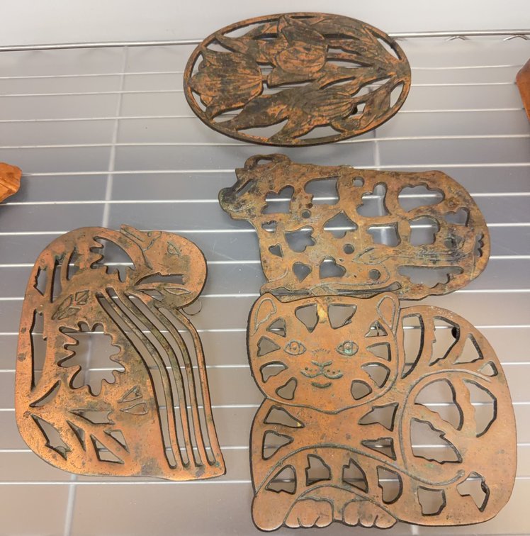 4 Decorative Cast Iron/copper Trivets