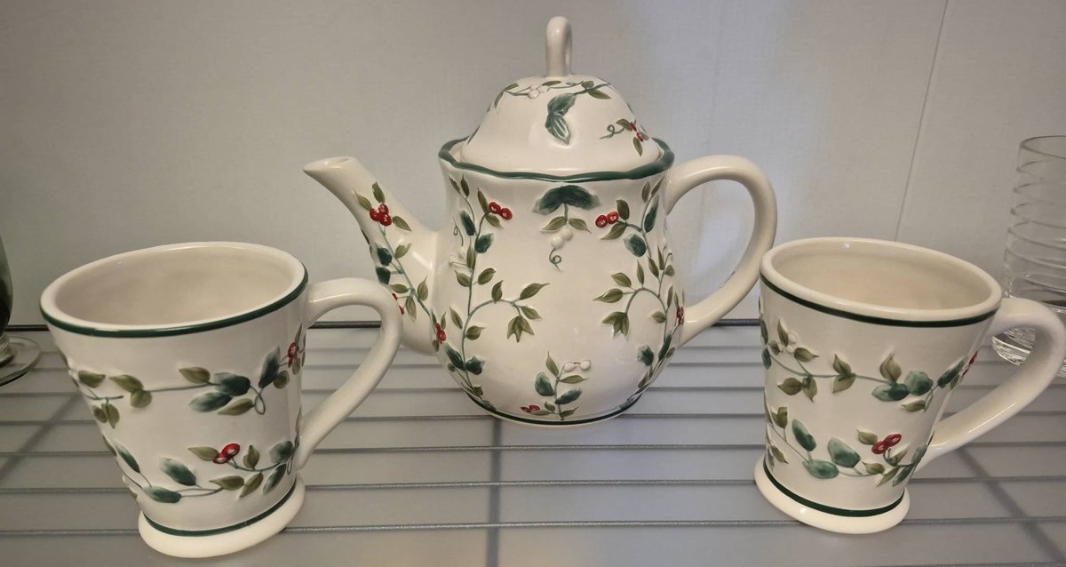 Pfaltzgraff Winterberry Teapot With 2 Mugs of