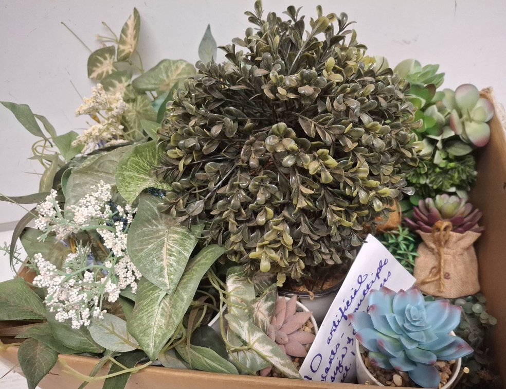 10 Artificial Plants and Wreath