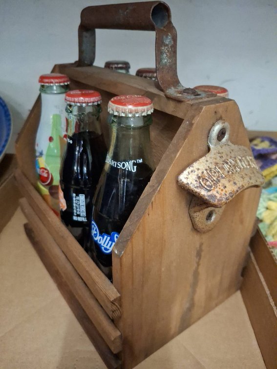 Wood Soda Carrier With 6 Assorted Bottles