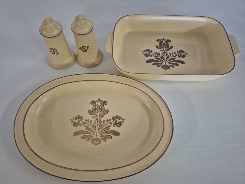Pfaltzgraff Folk Art Bakeware & Shakers Set