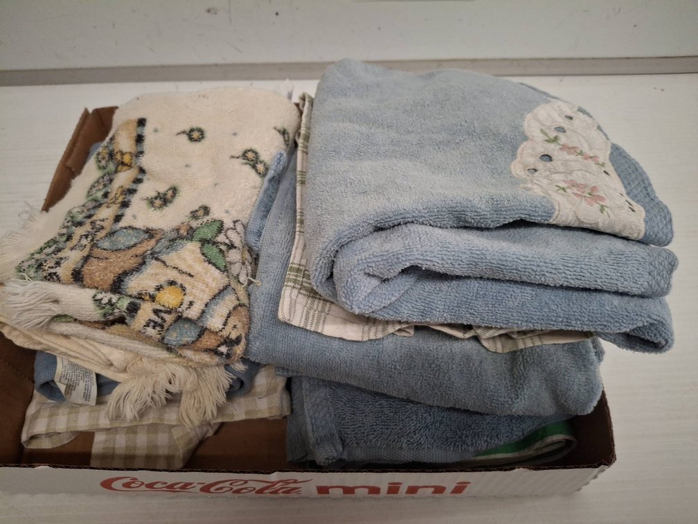 Bath Towels and Kitchen Linens Lot