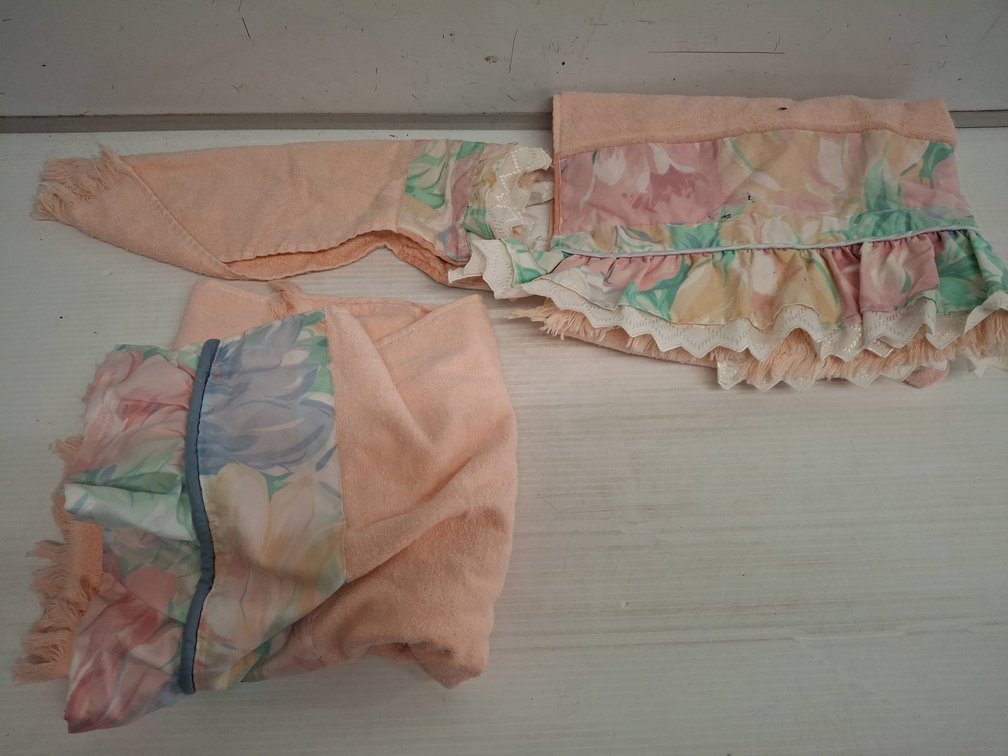 Peach Towel Set With Ruffled Floral Trim