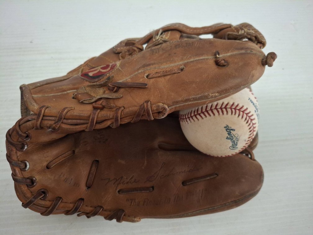 Rawlings Glove Mike Schmidt With 2 Baseballs