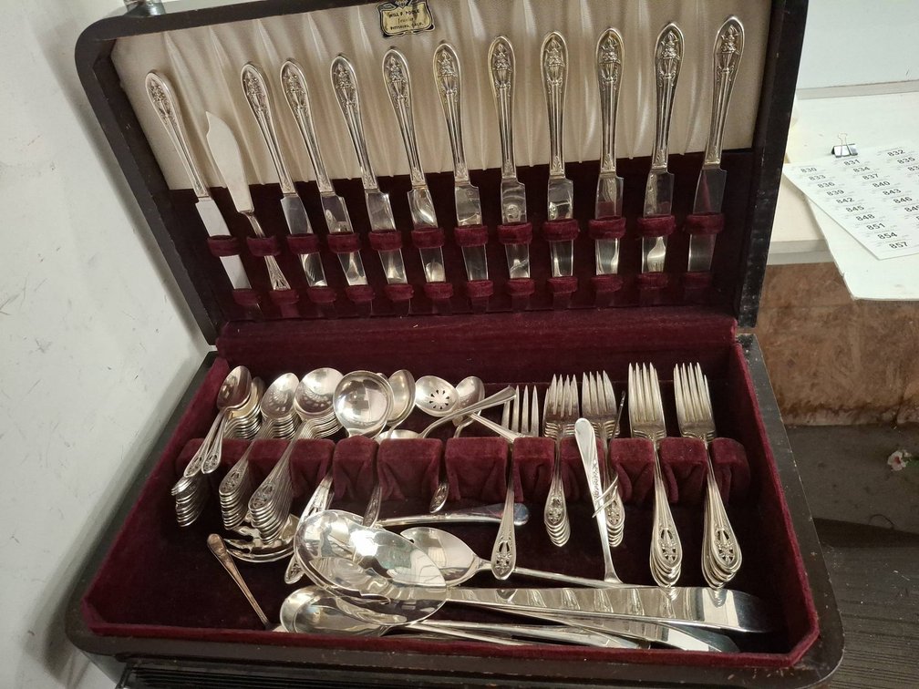 Wallace Luxor Plate Flatware Set with Chest