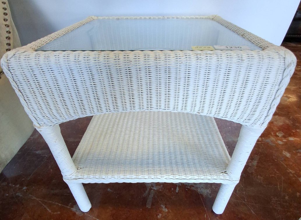 White Wicker End Table With Glass Top 20x21x22
