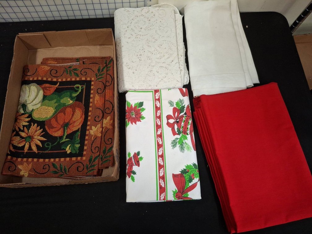 Tablecloths and Place Mats Lot