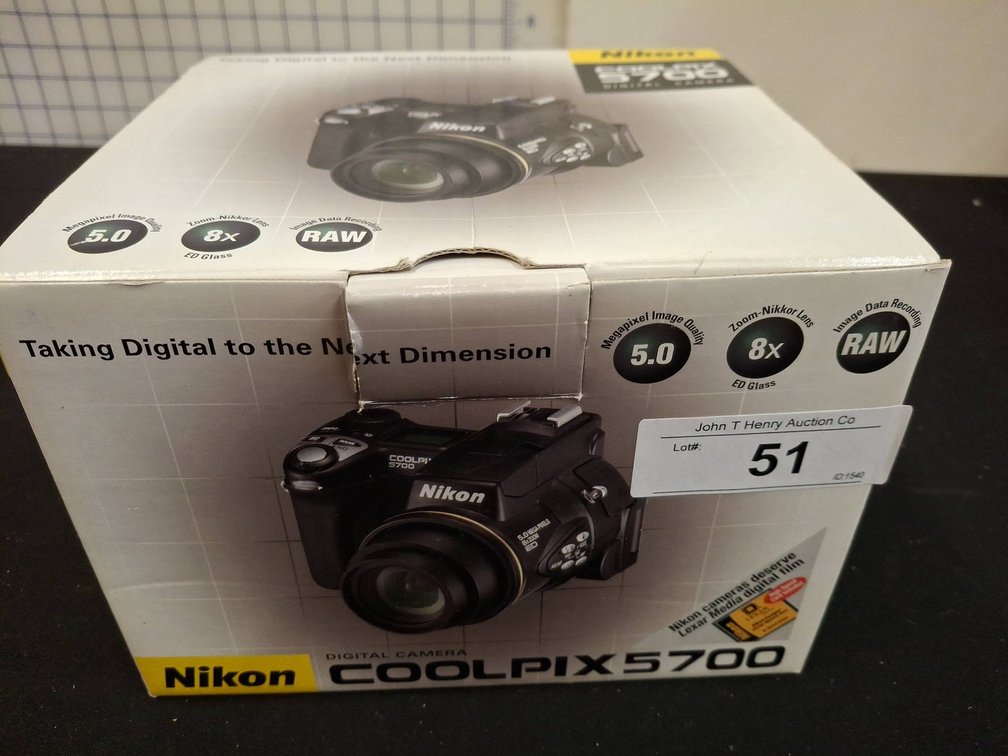 Nikon COOLPIX 5700 Digital Camera 5MP 8x Zoom