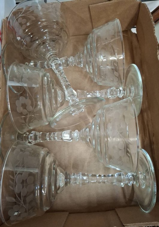 Etched Grape Pattern Wine Glasses