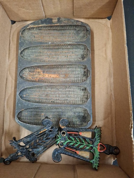 Cast Iron Cornbread Mold & Painted Trivet