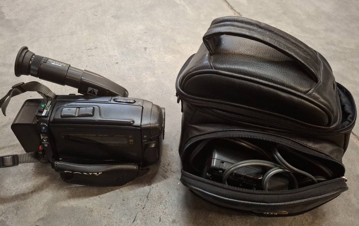 Sony CCD-TR21 Handycam Camcorder Bundle