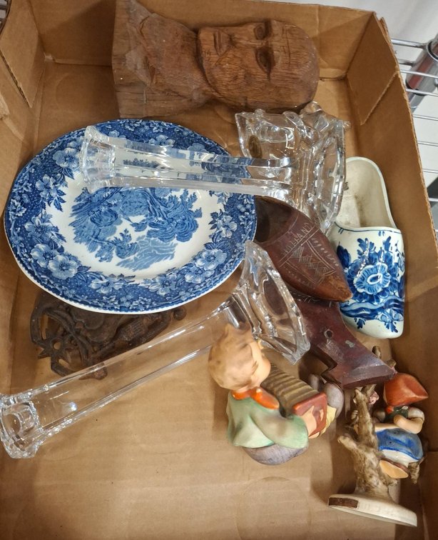 Lot: Figurines, Crystal, Pottery, Carvings